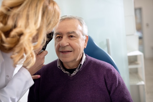 man undergoing an eye exam in preparation for cataract surgery